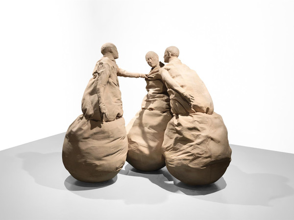 UAN MUÑOZ, Conversation Piece (Hirshhorn), 1995. Resin and sand, 170. 5 × 191 × 124 cm<br /><br />