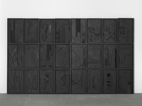 Louise Nevelson, Tropical Landscape I, 1975, Legno dipinto nero 238,8 x 398 x 15 cm, Courtesy Fondazione Marconi, Milano