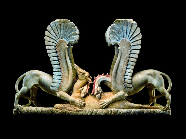 Sostegno di mensa raffigurante due grifi che mangiano una cerva. Marmo dipinto, h. 95 cm; lungh. 148 cm