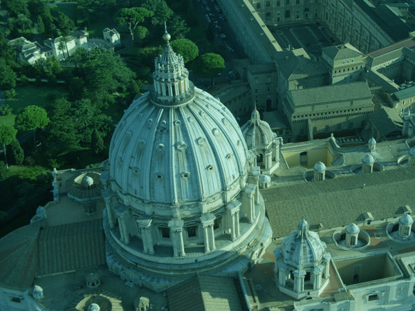 Veduta aerea della cupola della Basilica di San Pietro a Roma, Immagine tratta dal film 