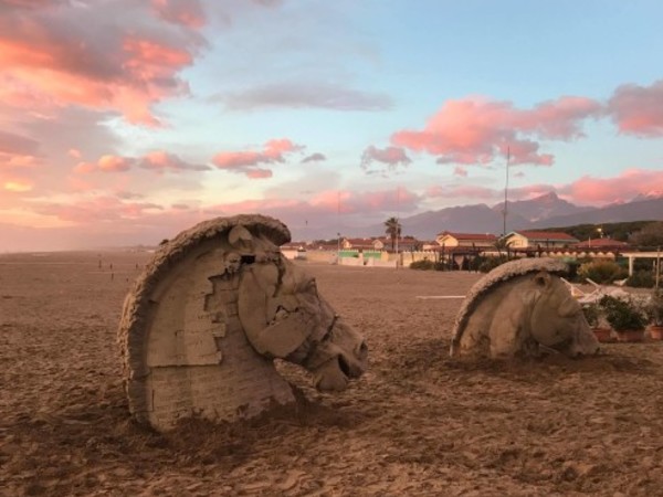 I cavalli di Gustavo Aceves sul lungomare di Forte dei Marmi