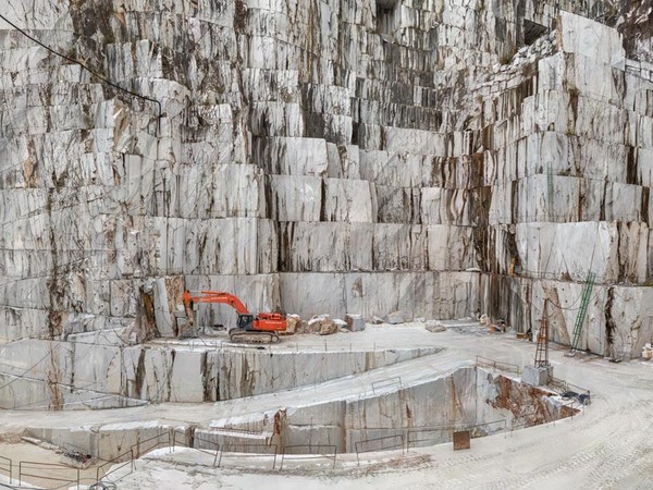 Edward Burtynsky, Carrara Marble Quarries, Cava di Canalgrande #2, Carrara, Italy, 2016 | Foto © Edward Burtynsky | Courtesy of © Admira Photography, Milan / Nicholas Metivier Gallery, Toronto