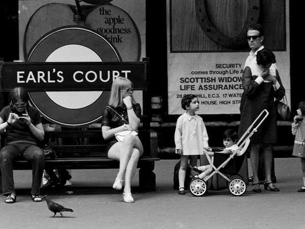 Gian Butturini, Londra, 1969. Persone alla fermata di Earl's Court