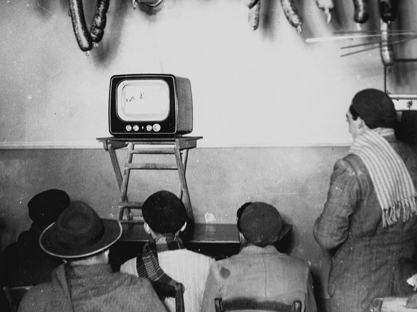 Davanti alla Tv in un casale di campagna, 1954. Rai Teche