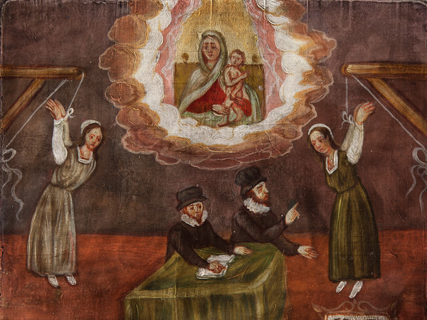 .V. .F. .G. .A., XVIII sec., Campania, Madonna dell’Arco, Olio su tavola, 28.2 x 26.1 cm | La tortura della corda era una delle più diffuse durante il periodo dell’Inquisizione Romana, in uso fino alla fine dell’800. Questa tavoletta racconta di due donne che torturate ed interrogate da due preti, seduti intorno ad un tavolino, si salvano grazie all’intercessione della Madonna dell’Arco, riuscendo a sopravvivere a quei tormenti