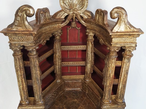 Modellino architettonico in legno raffigurante teatro decorato con foglia d'oro zecchino, XVII sec.