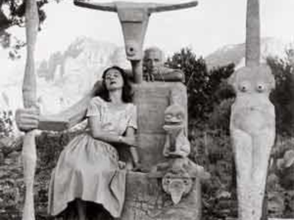 John Kasnetsis, Dorothea Tanning and Max Ernst with the cement sculpture Capricorn, Sedona, Arizona 1948. Private collection I Ph. John Kasnetsis