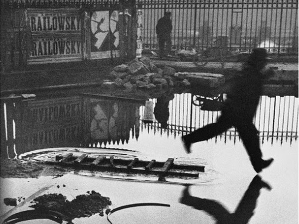 Henri Cartier-Bresson, Place de l'Europe, Stazione Saint Lazare, Parigi, Francia, 1932<br />