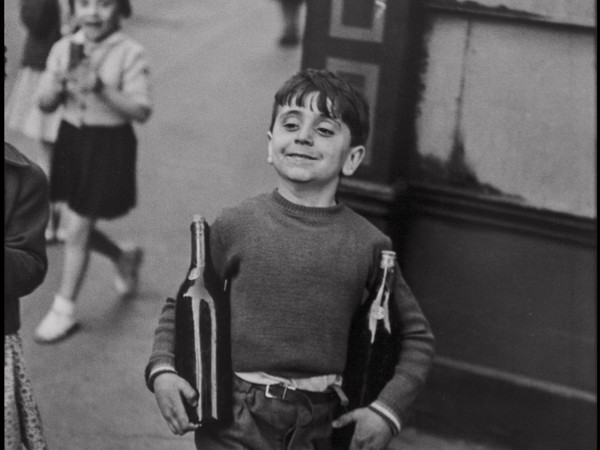 <div class="page" title="Page 1">
<div class="section">
<div class="layoutArea">
<div class="column"><span>Henri Cartier-Bresson, </span><em>Rue Mouffetard</em>, Paris, 1954. Stampa ai sali d'argento 35,60x24,40 cm. Collezione Julian Castilla</div>
</div>
</div>
</div>