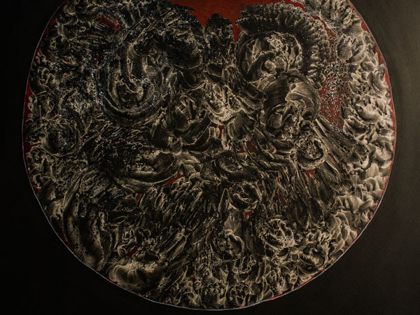 Paul Alex M. Samaniego - Giorno VI, 2015, Carbone, cenere, terra, tempera, colla arabica e smalto acrilico su ecopelle, 120x140cm 