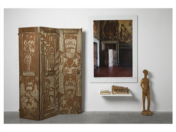 Georges Adeagbo, Costellazione 14, 2010, installazione, 5 oggetti inclusa foto. Dimensioni Variabili. Fotografia: 140x100 cm.  