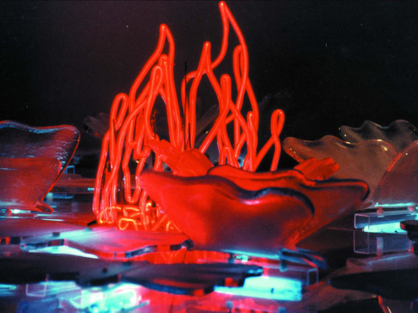Federica Marangoni, <em>LA DANZA DEL FUOCO</em>, 1988, Opera da terra, neon, specchio e vetro di Murano, Diametro 270 cm | Foto © Giorgia Marangoni<br />