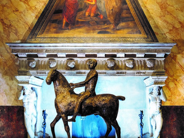 Installation view, Marino Marini Cavalieri e cavalli a Palazzo, Sala del Papa, Palazzo Boncompagni, 2022. San Giacomo a cavallo, 1939, Gesso originale, 175x145x51 cm. Crediti: Marcela S. Ferreira