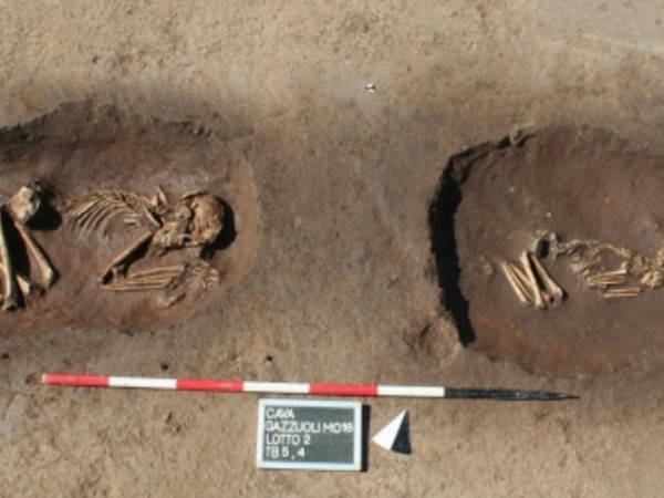 Sepolture a inumazione di età Neolitica (un adulto e un bambino) rinvenute nella Cava Gazzuoli, in località Corletto di Modena