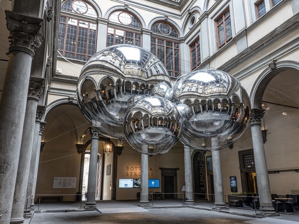 <div><span style="font-family: Calibri;"><em>Thermodynamic Constellation</em> (<em>Costellazione termodinamica</em>), 2020, </span><span style="font-family: Calibri;">Installazione di Tomás Saraceno per il cortile di Palazzo Strozzi | Foto: © Ela Bialkowska, OKNO Studio<br /></span></div>