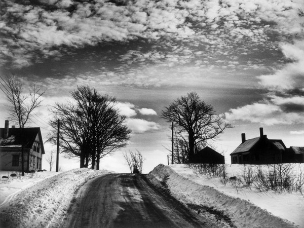Gordon Parks, La strada per consegnare la benzina, Somerville, Maine, 1944. Courtesy University of Louisville. © The Gordon Parks Foundation