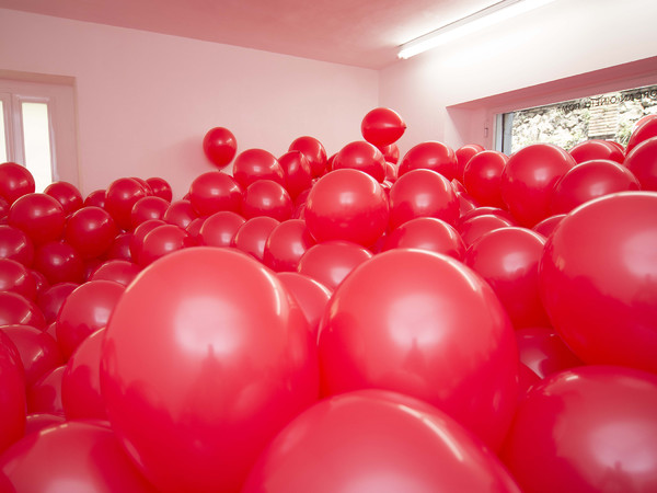 Martin Creed, Work No. 1584 Half the air in a given space, 2013, Palloncini rossi, Parti multiple, ogni palloncino 28 cm di diametro, dimensioni variabili | Courtesy of l’artista e Galleria Lorca n O’Neill