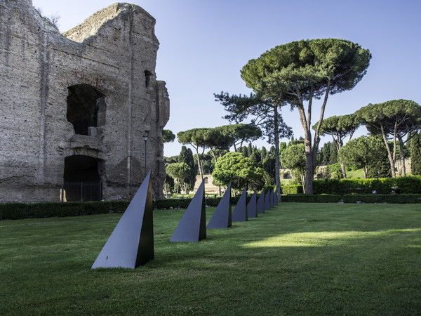 Mauro Staccioli, Condizione barriera, 1972, cemento e ferro, 470x80x80 cm., due elementi. Collezione privata, Parma