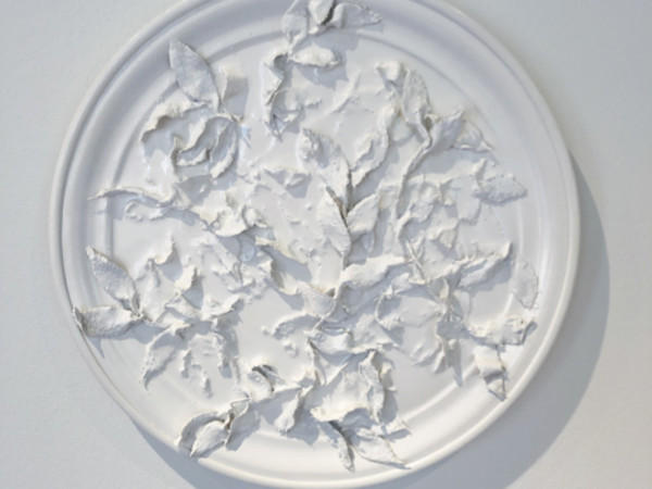 Rachel Lee Hovnanian, Natural Fractile Series MP I, 2019, legno, gesso, pittura a olio, resina, cotone, carta, 51 cm Ø