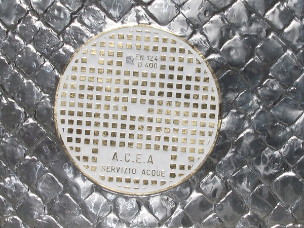 Baldo Diodato, Tombino oro acea, cm. 110x137, calco su alluminio, acea, Via della Scrofa, 2008, calco su alluminio, acrilici, vetroresina, Roma Via dell'Orso