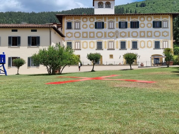 Antonello Ghezzi, Al di sopra del rumore di fondo, 300 x 200 x 200 cm. Altana, scrittorio, sedia di legno, lampada da tavolo, vernice blu I Ph. Claudio Seghi Rospigliosi