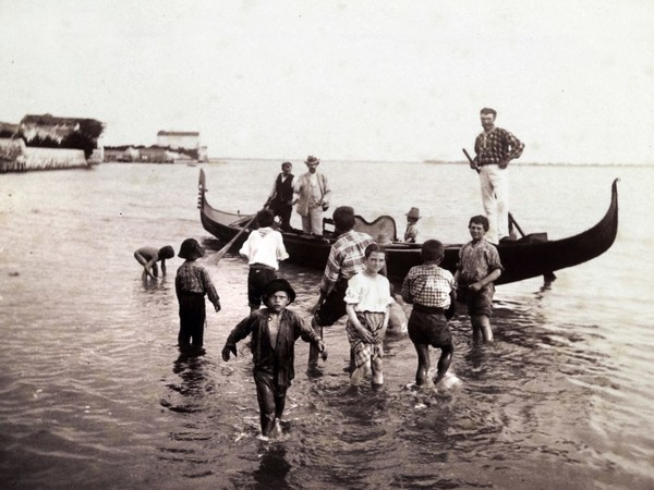 Tomaso Filippi, Laguna di Venezia, gondola e bambini, 1894-1897