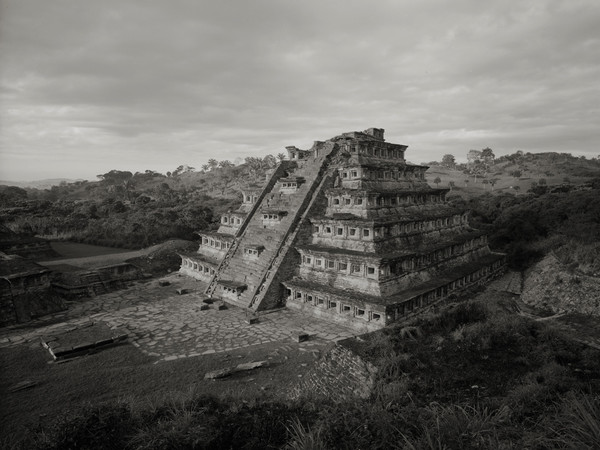 Kenro Izu, Tajin #13, Mexico, 1987, dalla serie “Sacred Places”, stampa ai pigmenti, 71x102 cm