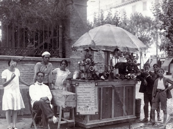 foto Anonimo, Chiosco di bibite fresche, 1930-1940, bianco e nero.