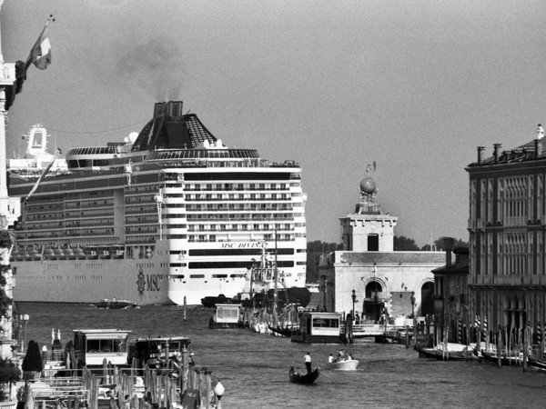 Gianni Berengo Gardin, Bacino di San Marco, Punta della Dogana. Venezia, Agosto 2013