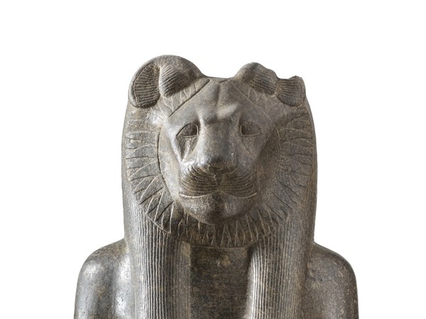 Statua leontocefala seduta di Sekhmet da Tebe, Karnak, Tempio di Amenhotep III, Granodiorite, Nuovo Regno / XVIII Dinastia, Amenofi III (1388-1351 a.C.), 187 x 53x 106 cm, Torino, Museo Egizio | Su concessione del Ministero dei Beni e delle Attività Culturali e del Turismo: Fondazione Museo delle Antichità Egizie di Torino, Archivio Fotografico