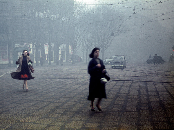 Cesare Colombo, Largo Cairoli, ore 8, 1956. Milano, Civico Archivio Fotografico, inv. COL 7