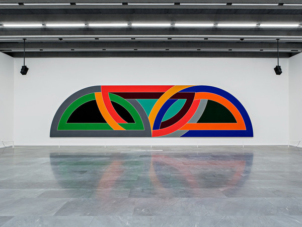 Frank Stella, Damascus Gate, presso l'ingresso del Kunstmuseum Basel | Neubau, Photo by Gina Folly. L’opera minimalista dell’artista statunitense Frank Stella fa parte della collezione del Kunstmuseum di Basilea.