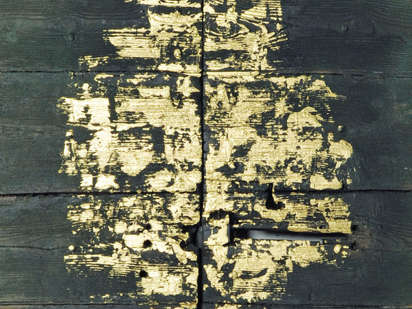 Maria Cristina Carlini, La luce dopo il buio, 2022. Porta legno di recupero e oro, cm. 245x128x6 (particolare) © Mimmo Capurso