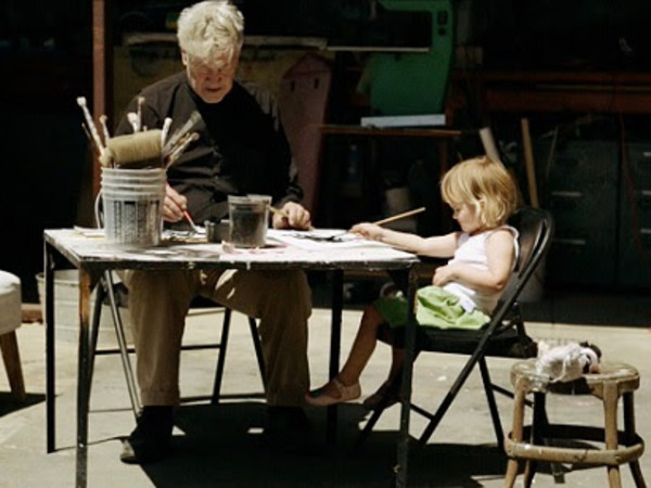 David Lynch dipinge con la figlia. Frame da David Lynch: The Art Life, 2016, 90’