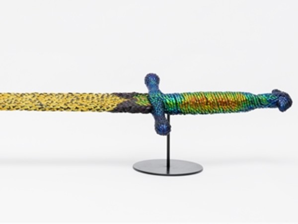 Jan Fabre, Spanish sword (Knight of modesty), 2016 (particolare). Jewel scarab wing-cases, steel 20,5 x 119 x 10,2 cm