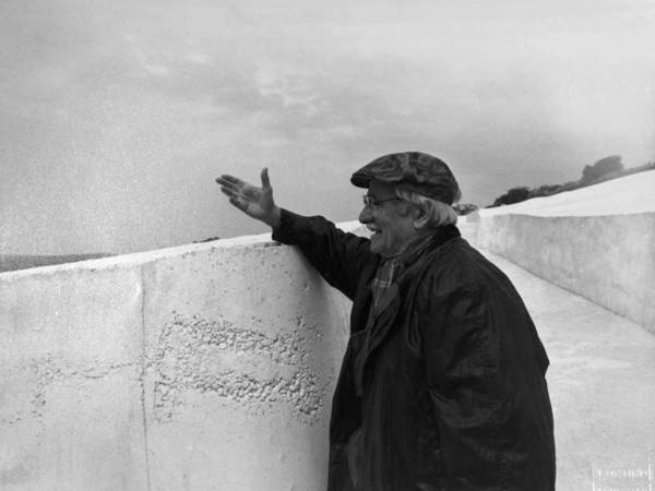 Alberto Burri, presso il Grande cretto di Gibellina, 1987