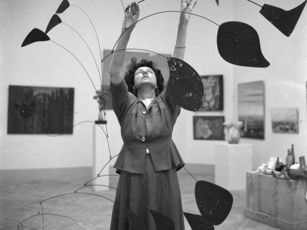 Dino Jarach, Peggy Guggenheim con l'opera "Arco di petali" di Alexander Calder, Biennale di Venezia, 1948