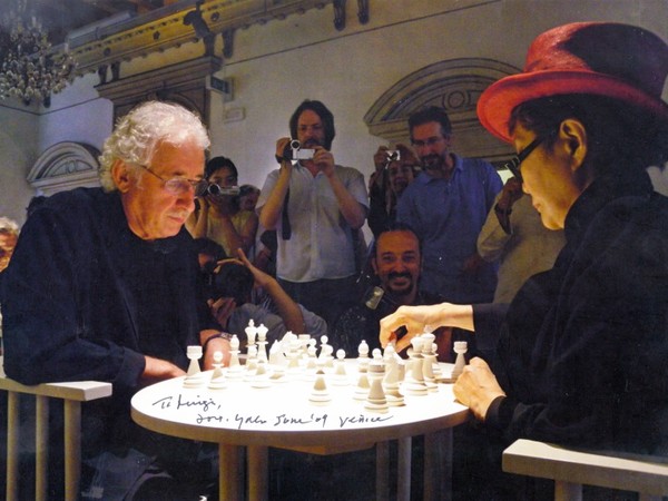 Yoko Ono e Luigi Bonotto giocano a scacchi sulla scacchiera firmata dall'artista (Play it by trust), Venezia, 2009