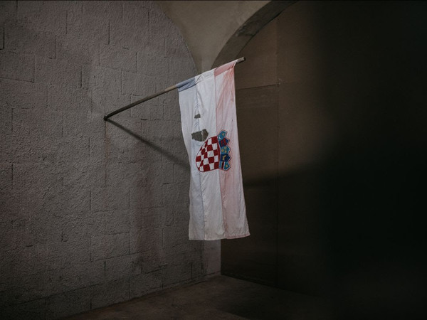 Slaven Tolj, The Flag, 2020, ready made, bandiera I Ph. Tanja Kanzir. Courtesy dell'artista e Galerie Michaela Stock, Vienn