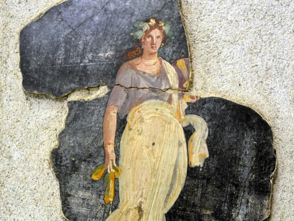 Frammento di affresco con figura femminile coronata d'edera dalle Terme Suburbane di Pompei (I sec. d.C.)