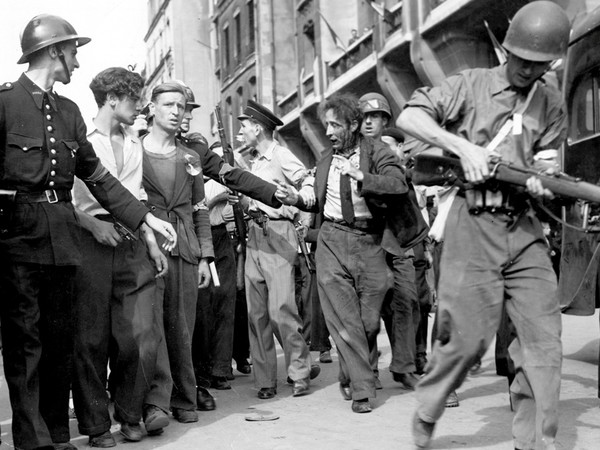 La polizia sottrae al linciaggio un civile sospettato di aver collaborato con i tedeschi. Parigi, Francia, 26 agosto 1944