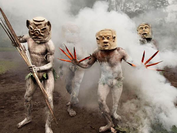  Steve McCurry, Uomini con maschere d’argilla, Papua New Guinea, 2017