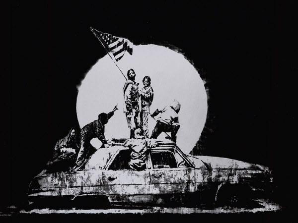 Immagine: Banksy, Flag (silver), 2006