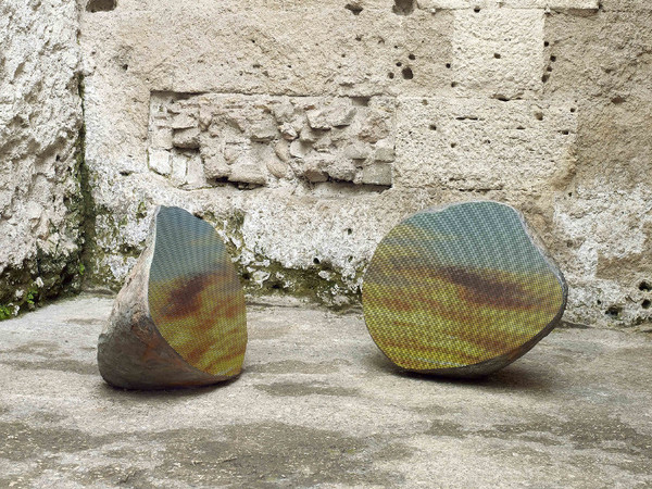 Sarah Sze, <em>Split Stone (7.34)</em>, 2018, granito, acciaio inossidabile, resina, e pigmenti. Installata presso il Museo Nazionale Romano, Crypta Balbi, Roma