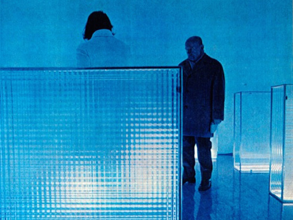 Vigo Nanda, Diaframma, 1968. Telaio in ferro cromato, vetri stampati e neon blu, cm 100x100x25. Galleria Apollinaire, Milano