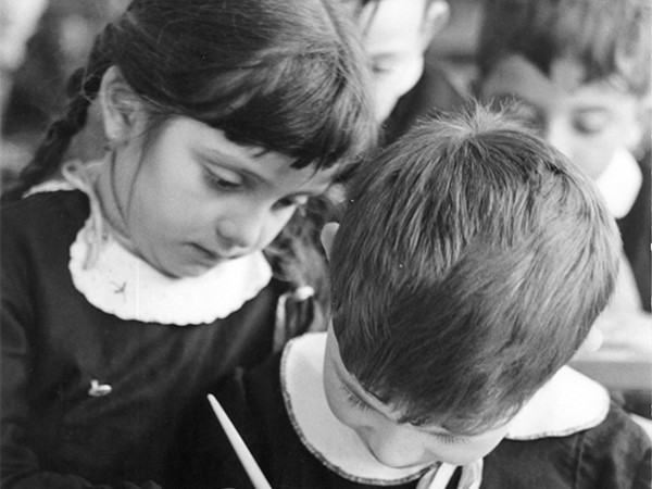  L'aiuto, Scuola elementare C. Battisti, Soliera (Modena), anni '50. Archivio Storico Indire, Fondo Fotografico