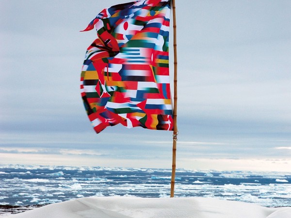 Lucy + Jorge Orta, Antarctica Flag, 2007-2009. Fotografia a colori Lambda su supporto Dibond, cm. 120x90. Ph. Thierry Bal. Courtesy Lucy + Jorge Orta / ADAGP Paris, 2022