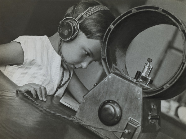 Aleksandr Rodčenko, Radioascoltatore,1929, Stampa d’artista, Collezione del Moscow House of Photography Museum, 