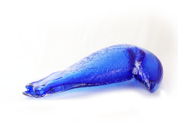 Michele Ciacciofera, Tales of the Floating World, 2019, vetro soffiato, cristallo blu – Seguso, 11x46x28 cm. 