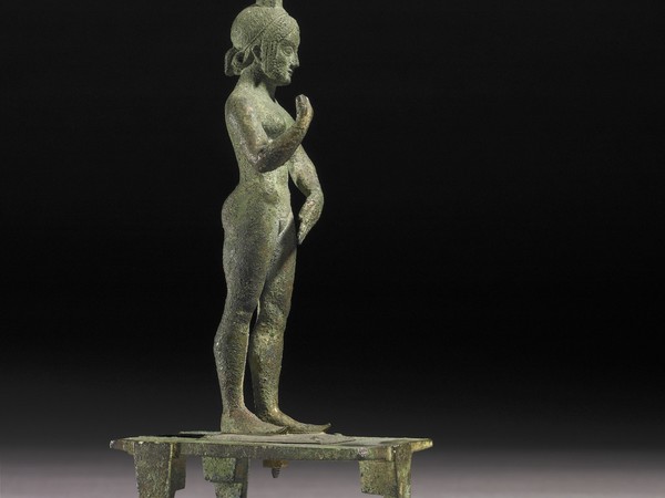Incensiere con forma femminile appoggiata su un tavolo a tre gambe, 490?470 AC (Chiusi), bronzo, h 19,1 cm, diam 10 cm. Londra, The British Museum